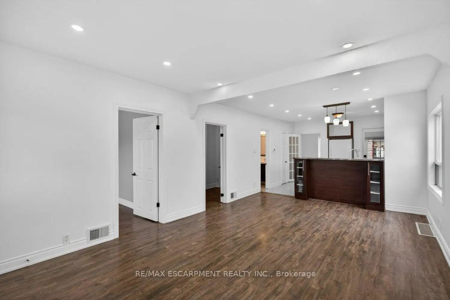 299 Britannia Avenue photo 4