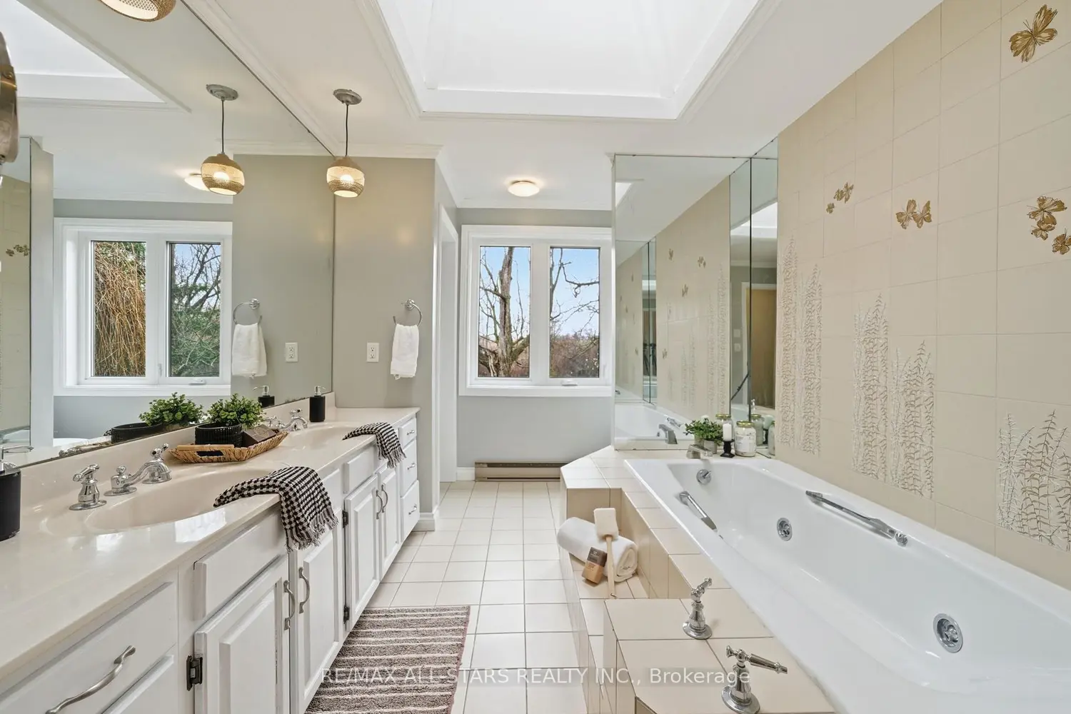 2407 Ashbridge Road photo 5