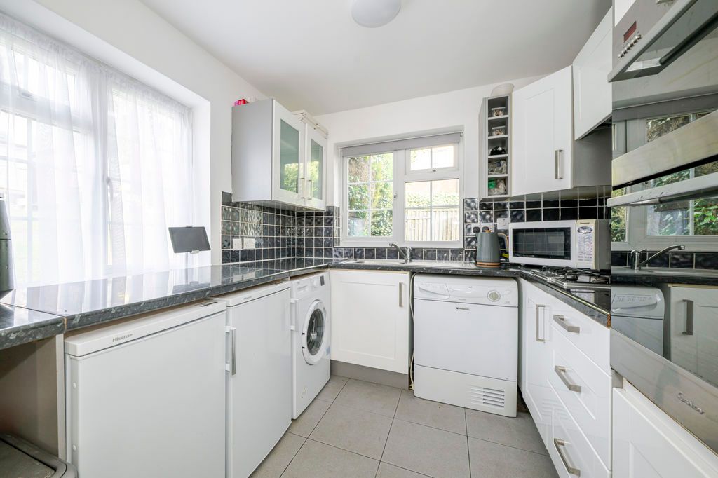2 bed flat for saleMutton Hall Hill, Heathfield TN21 photo 3