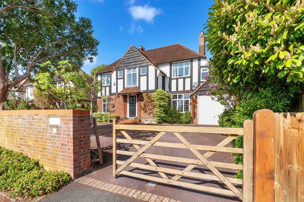 4 bed detached house for saleAmersham Hill Drive, High Wycombe HP13