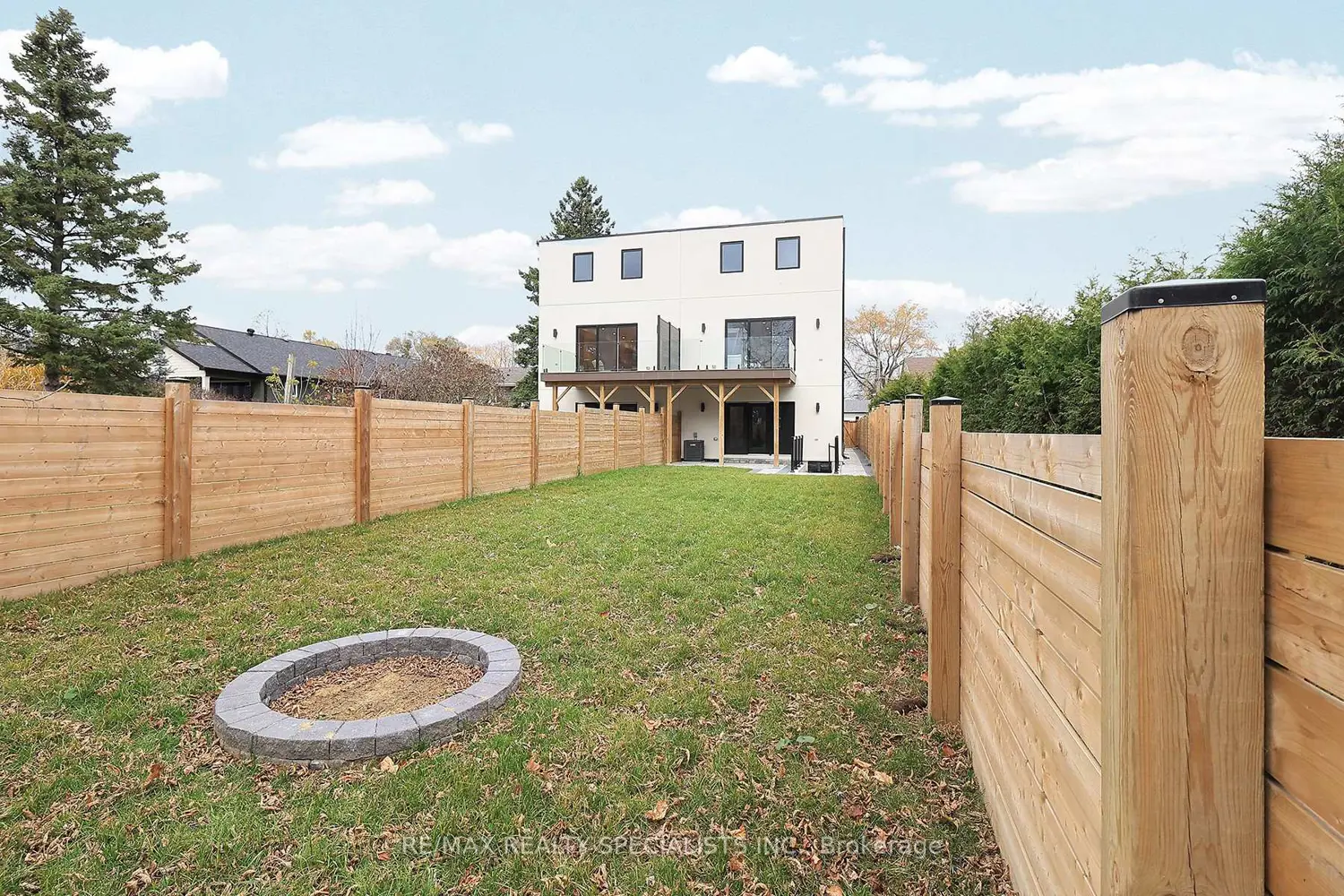 1046 Roosevelt Road photo 2
