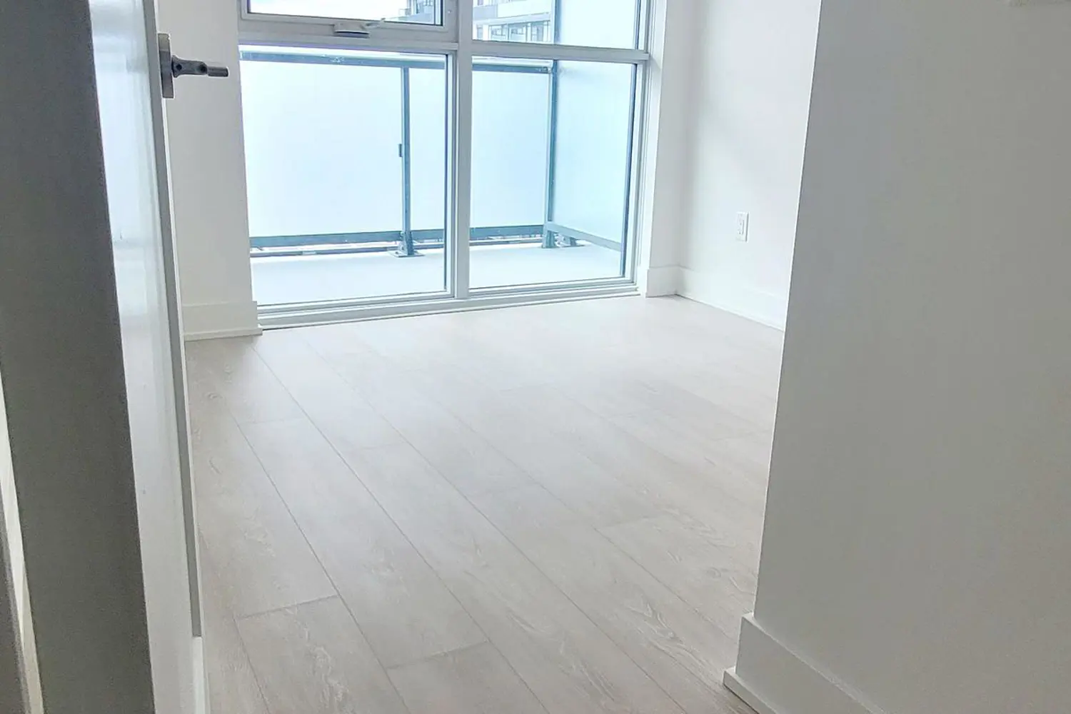 2545 Simcoe Street 724 photo 4