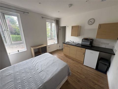 London Road, Warmley, Bristol BS30