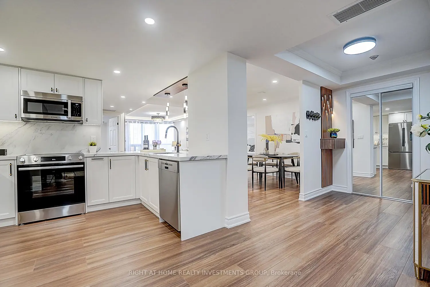 89 Skymark Drive 511 photo 3