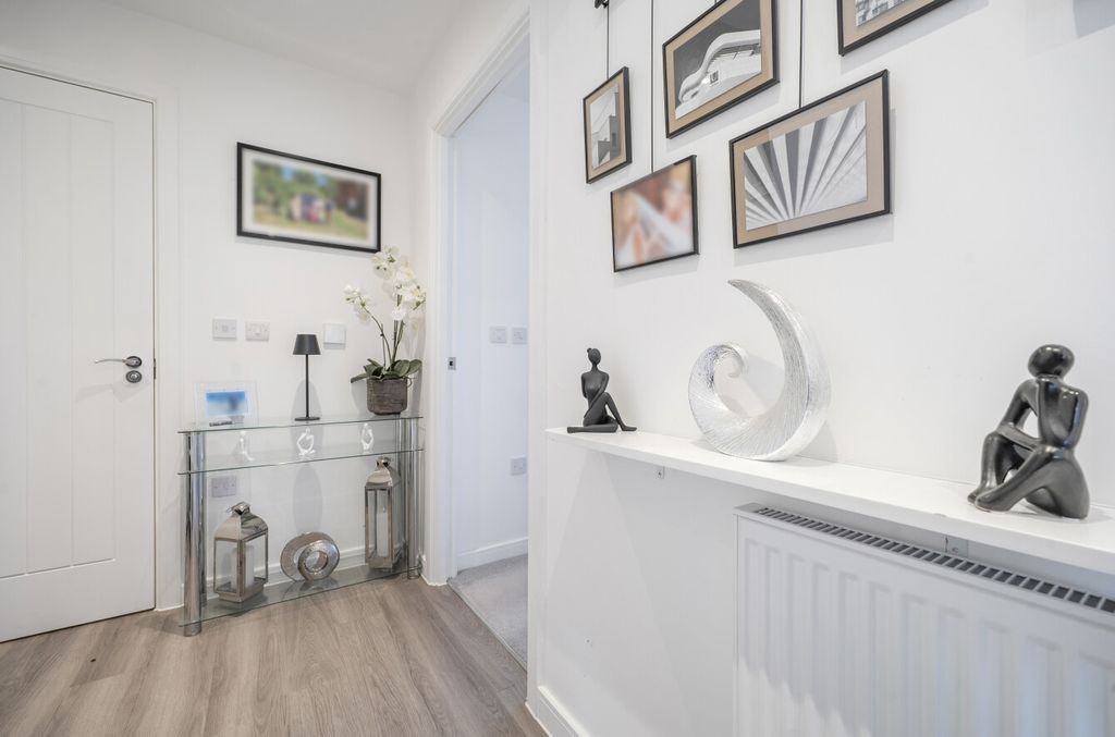 Additional image 9 of 2 bed flat for saleStation Road, Hook, Hampshire RG27