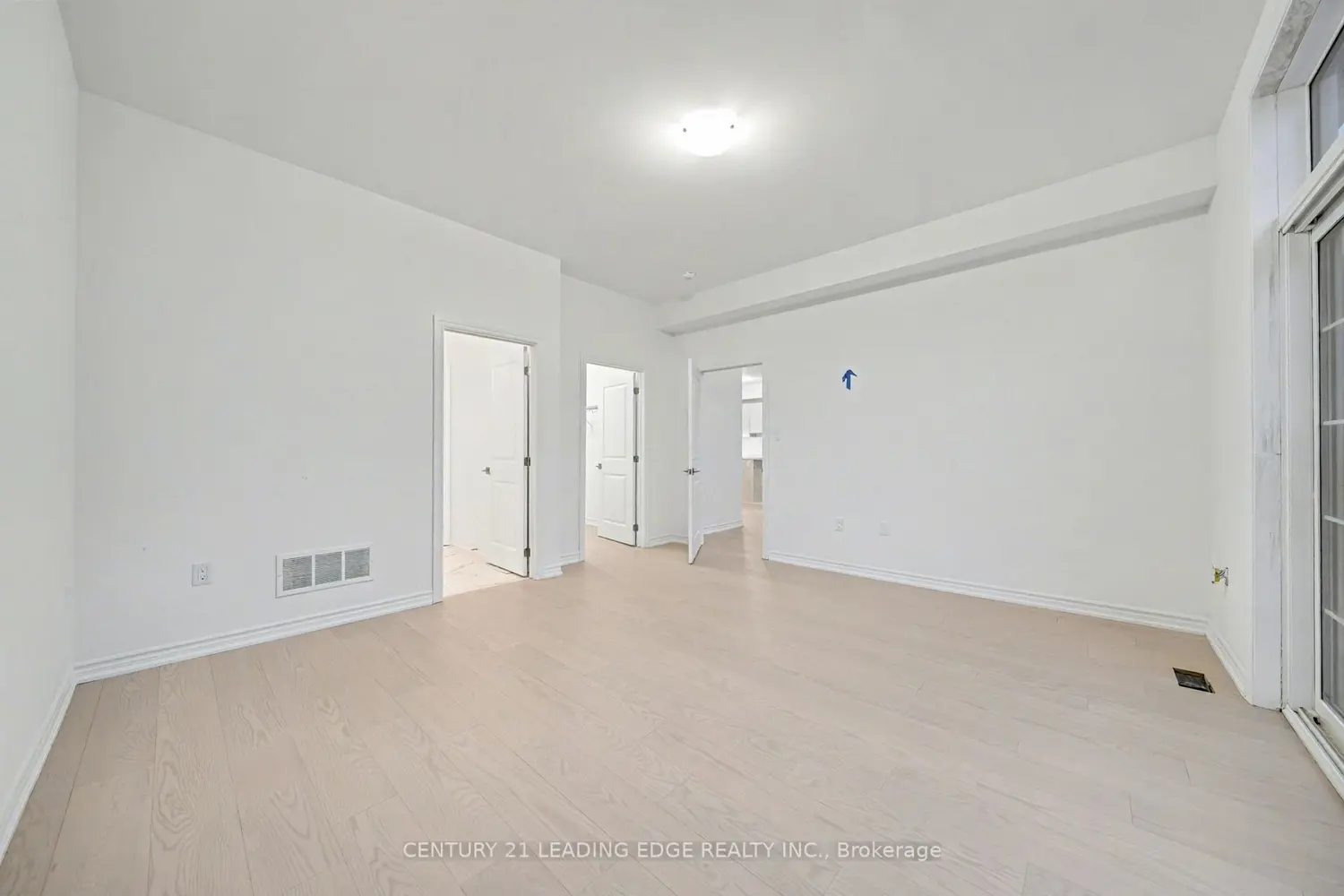 8 Turnberry Court photo 3