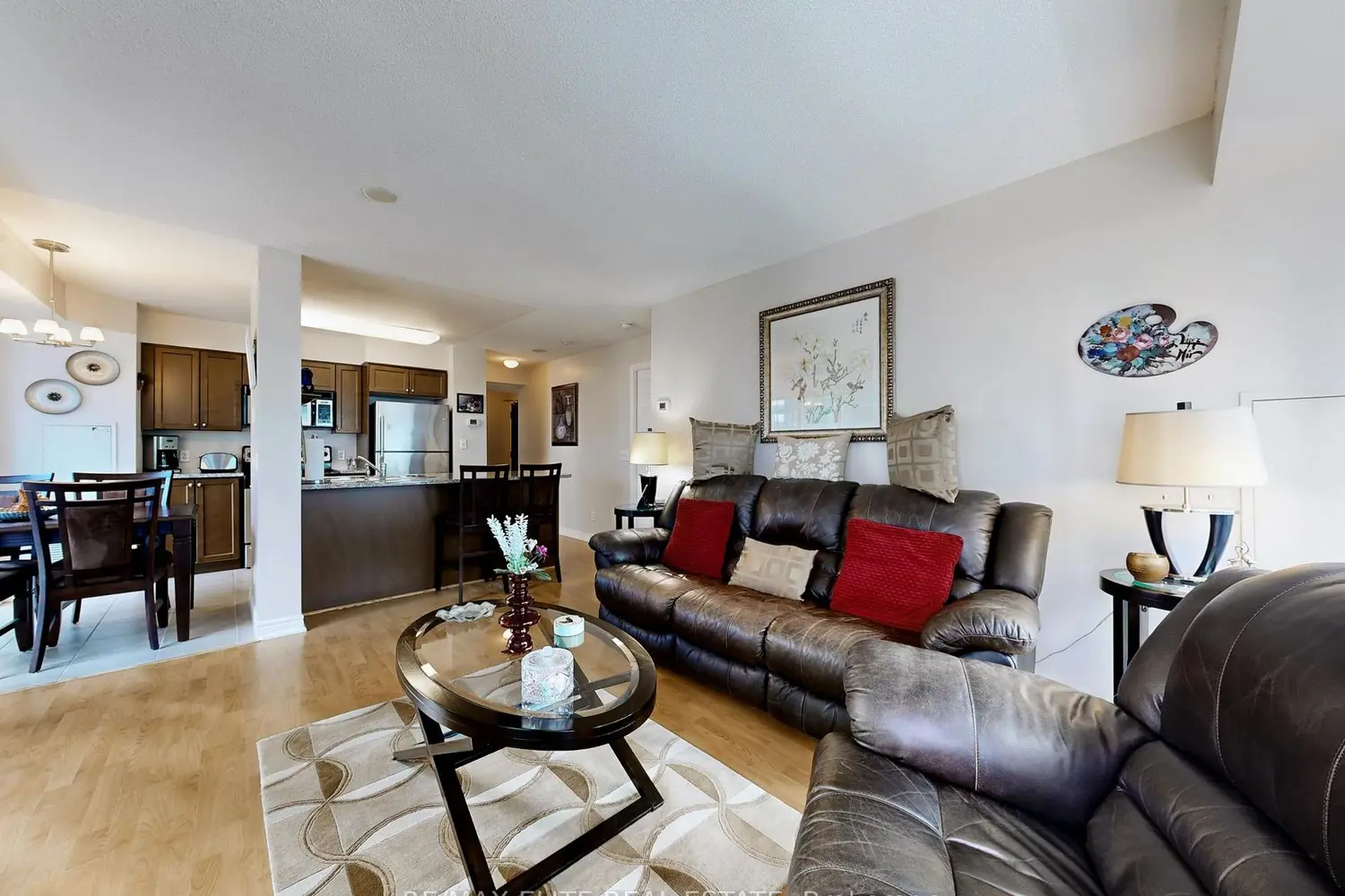 Additional image 18 of 30 Grand Trunk Crescent 1806