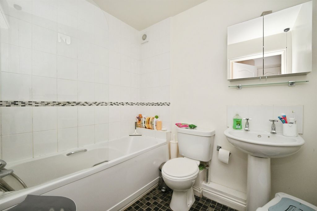 Additional image 13 of 2 bed flat for saleSalisbury Road, Hoddesdon EN11