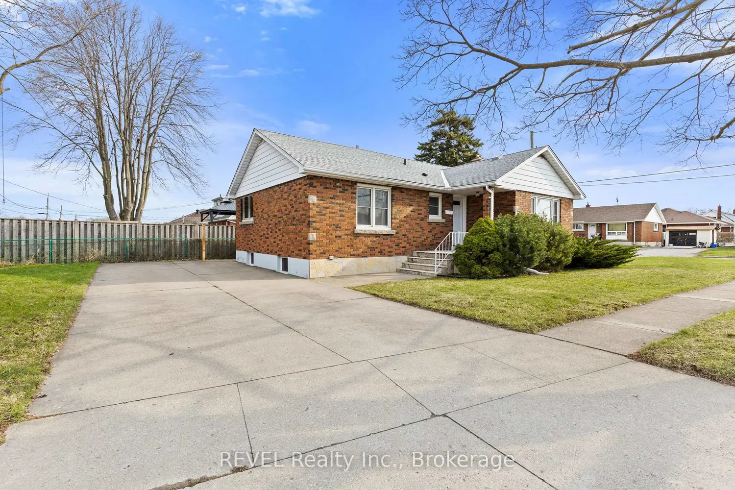 32 Thompson Avenue photo 2