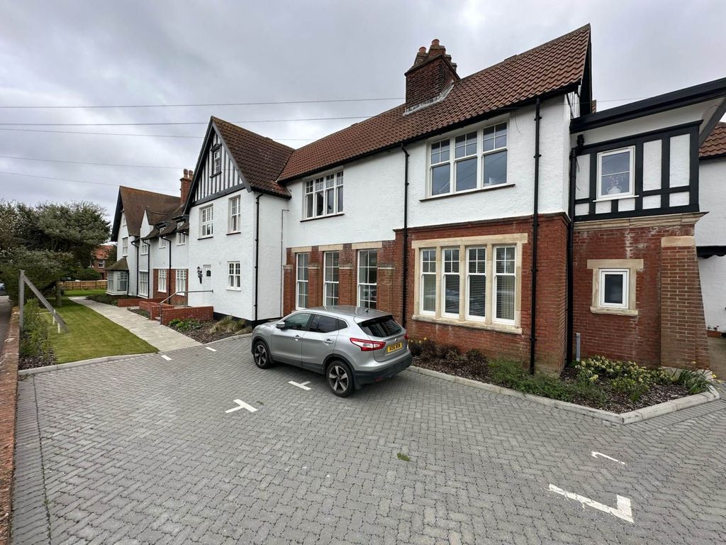 3 bed flat for saleSt Nicholas Place, Sheringham NR26 photo 3
