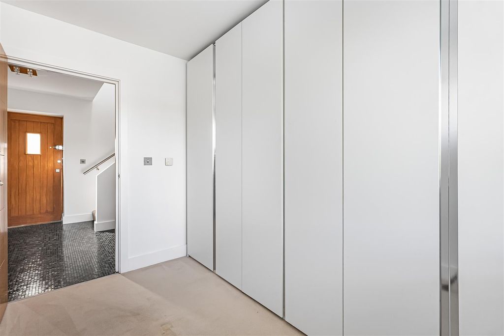 Additional image 16 of 2 bed flat for saleDolphin Yard, Maidenhead Street, Hertford SG14