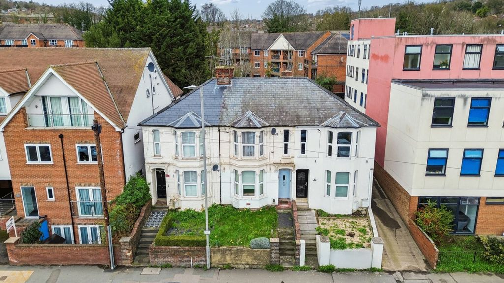 7 bed terraced house for saleLondon Road, High Wycombe, Buckinghamshire HP11