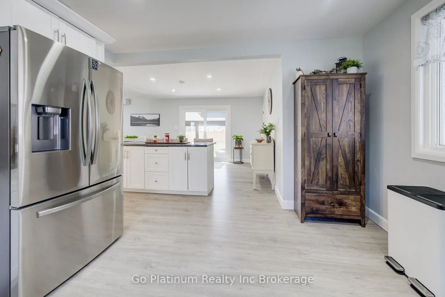 676 Peel Street photo 2