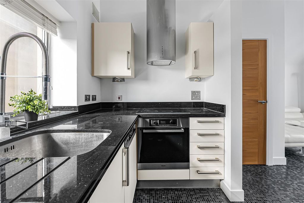 Additional image 8 of 2 bed flat for saleDolphin Yard, Maidenhead Street, Hertford SG14