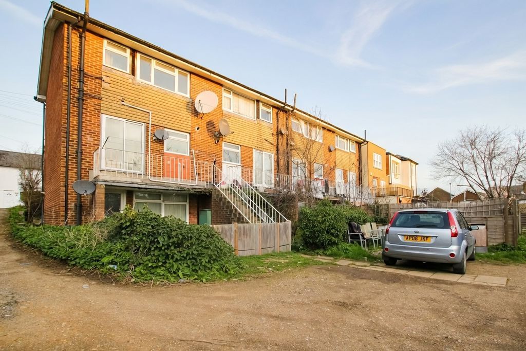 Additional image 6 of 3 bed flat for saleRye Road, Hoddesdon EN11