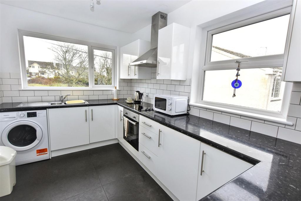 1 bed flat for saleThe Square, Stithians, Truro TR3 photo 4
