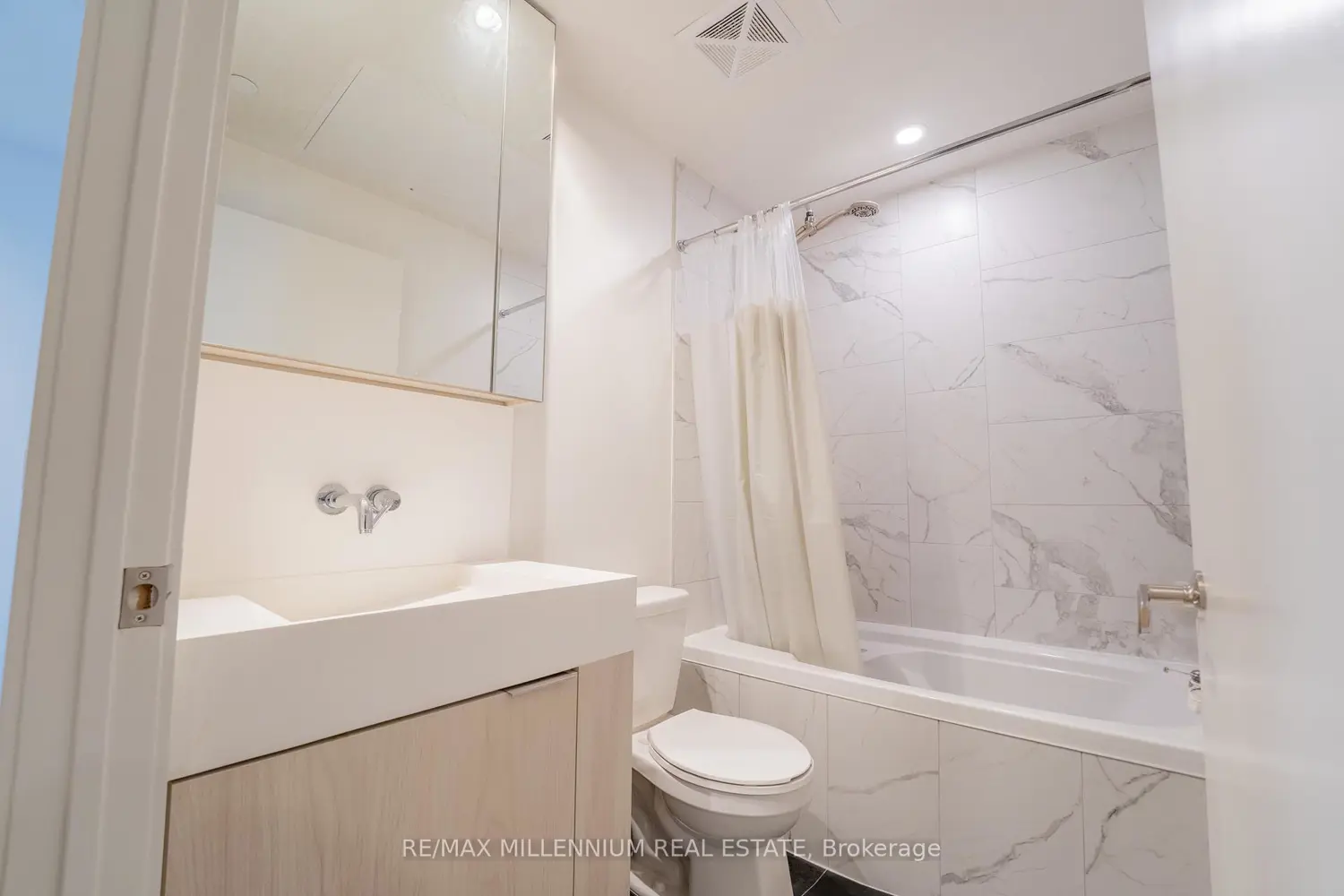 20 Richardson Street 1808 photo 5