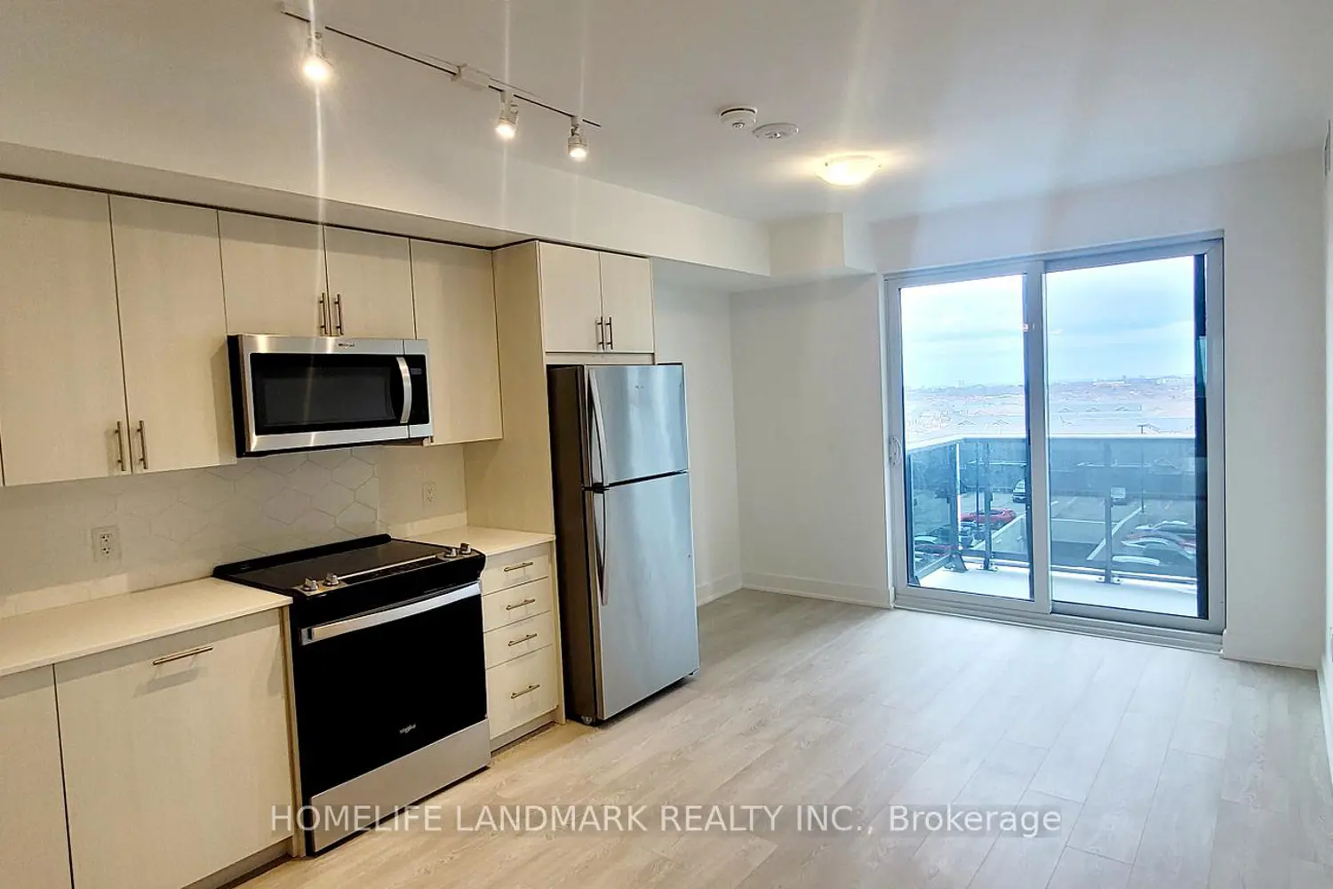 2545 Simcoe Street 724 photo 3