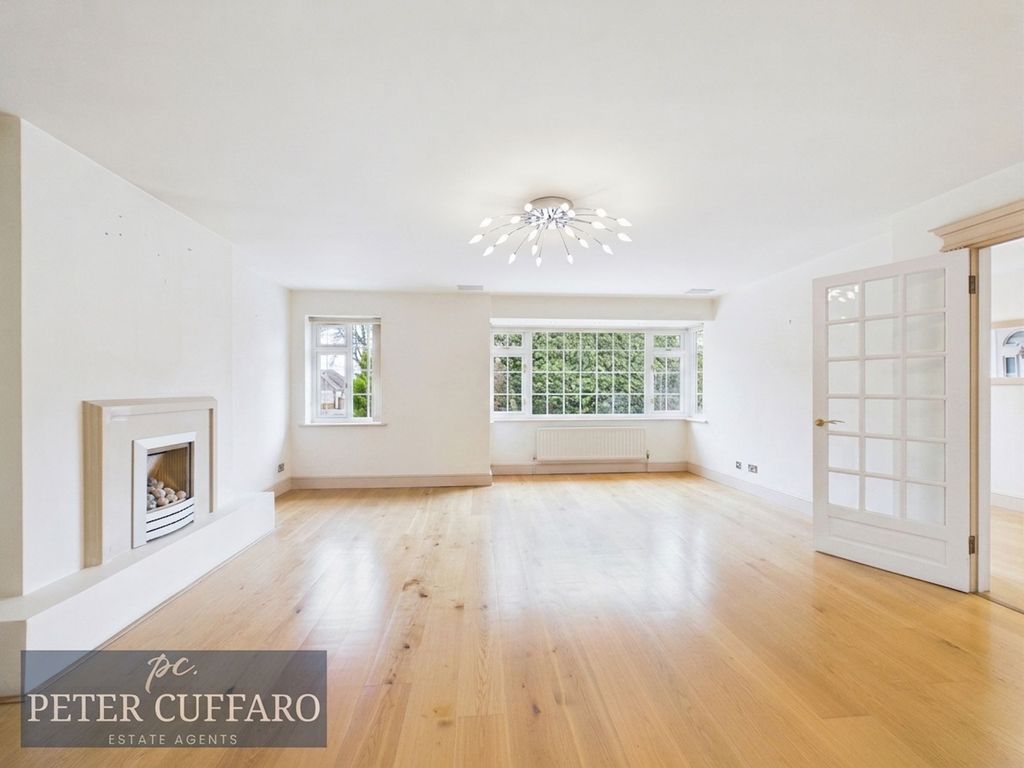 Additional image 2 of 4 bed detached house for saleWare Road, Hoddesdon EN11