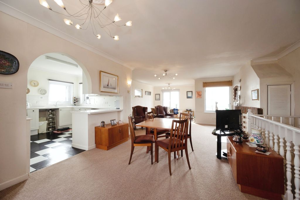 Additional image 11 of 3 bed flat for saleSea Front, Hayling Island, Hampshire PO11