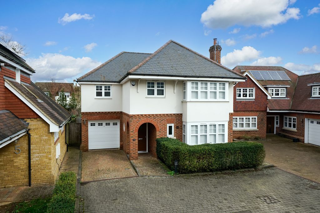 4 bed detached house for saleOstlers Close, Hemel Hempstead, Hertfordshire HP3