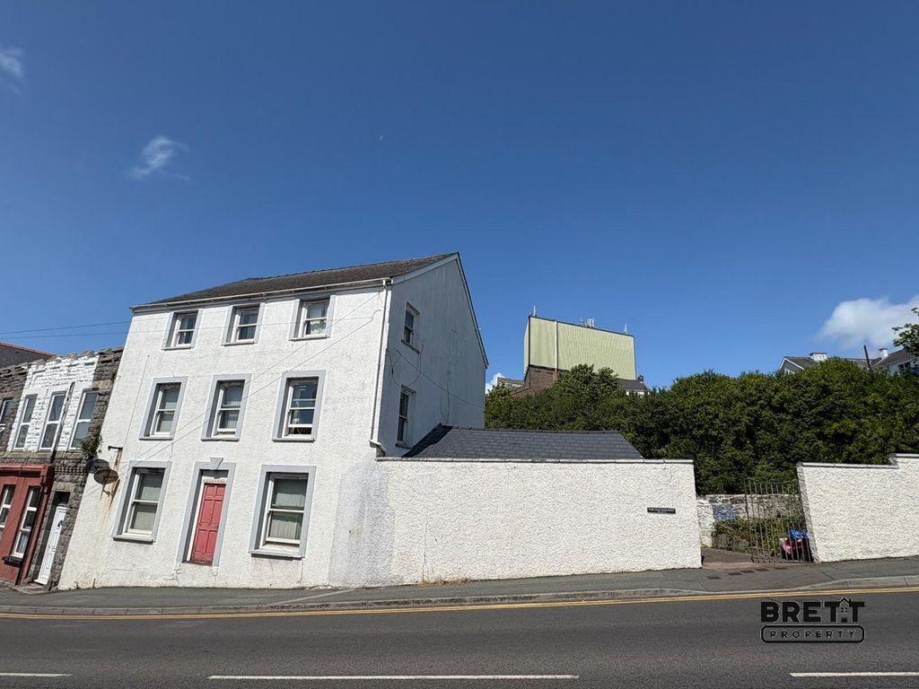 6 bed flat for sale4 Victoria Road, Milford Haven, Pembrokeshire. SA73