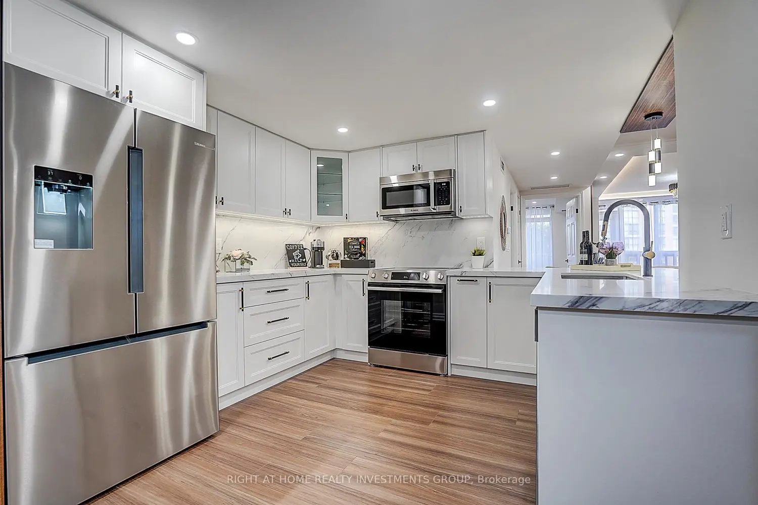 89 Skymark Drive 511 photo 4