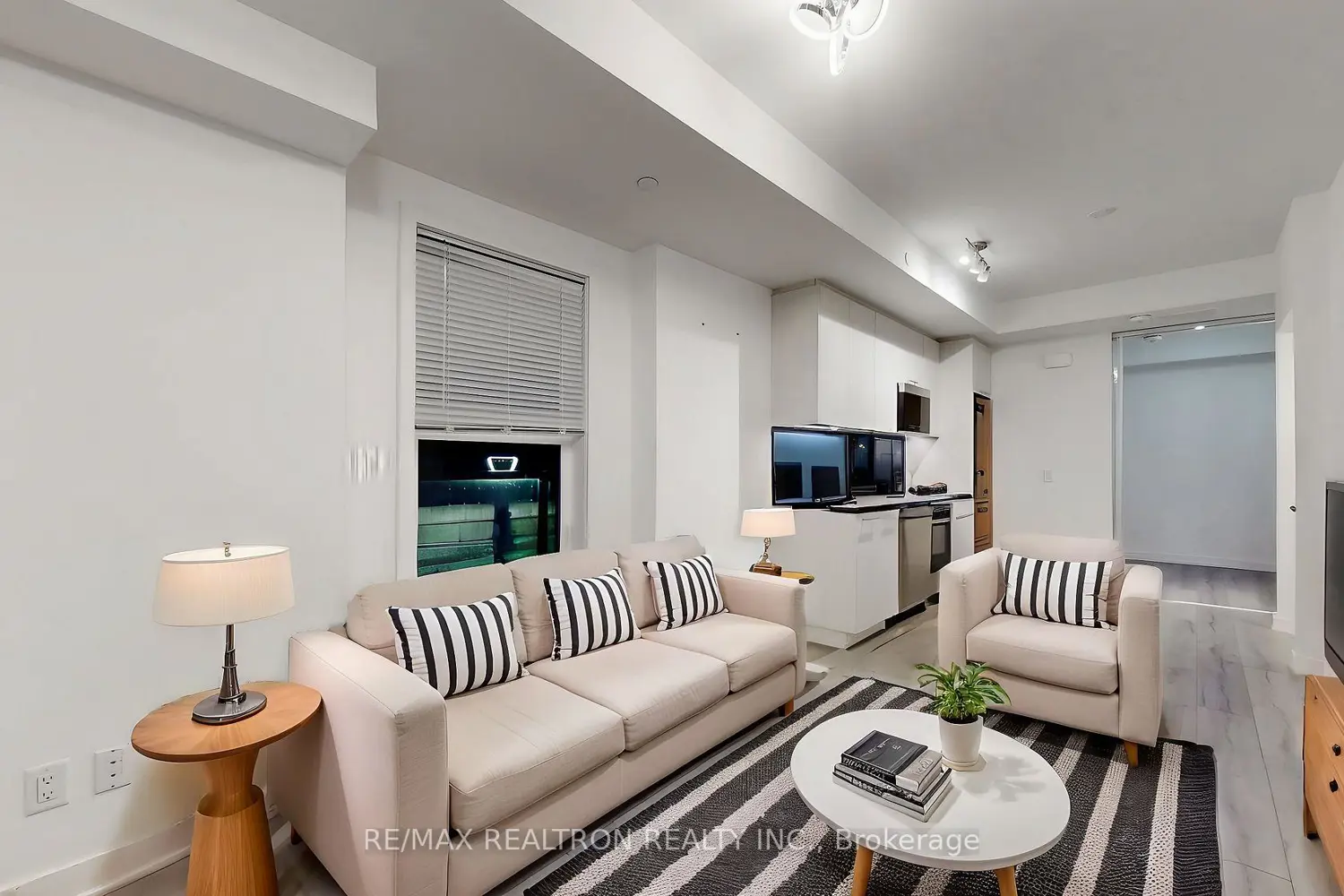 260 Finch Avenue Th 1 photo 4