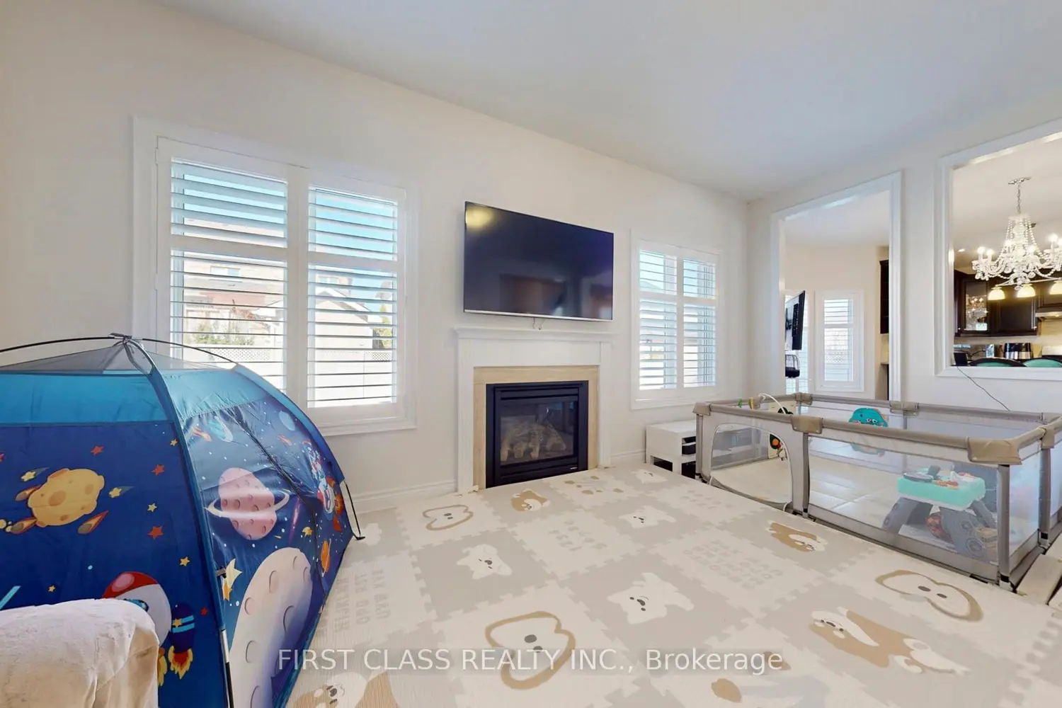 93 Royal West Drive photo 4