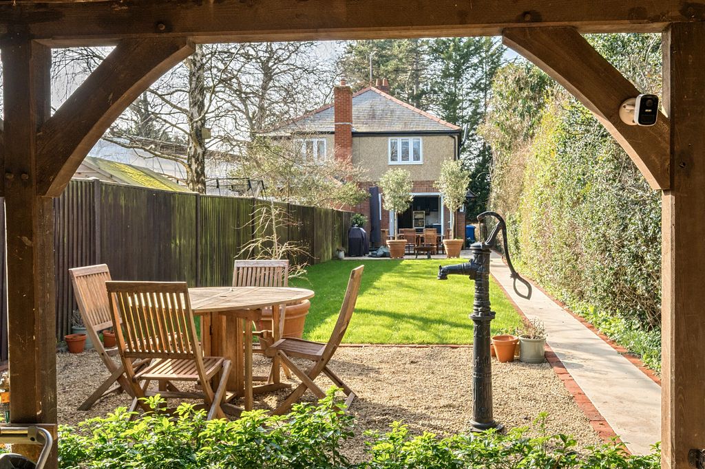 3 bed semi-detached house for saleChurch Path, Hook RG27