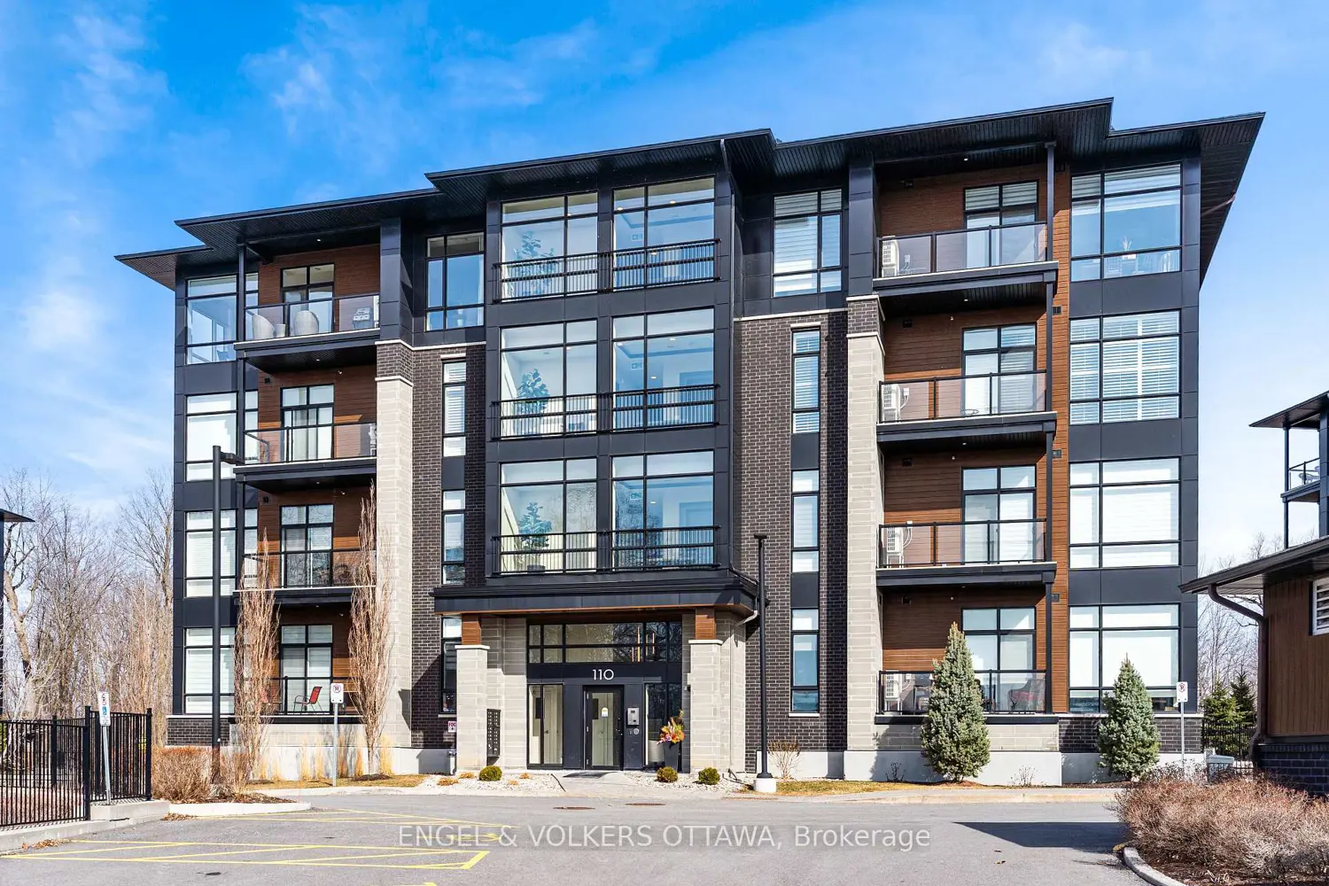 110 Cortile Private 402