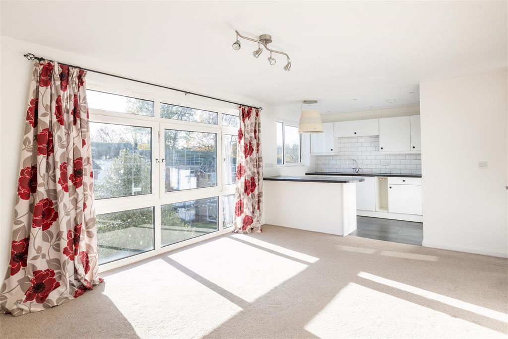 3 bed flat for saleKipling Court, Haywards Heath RH16 photo 5