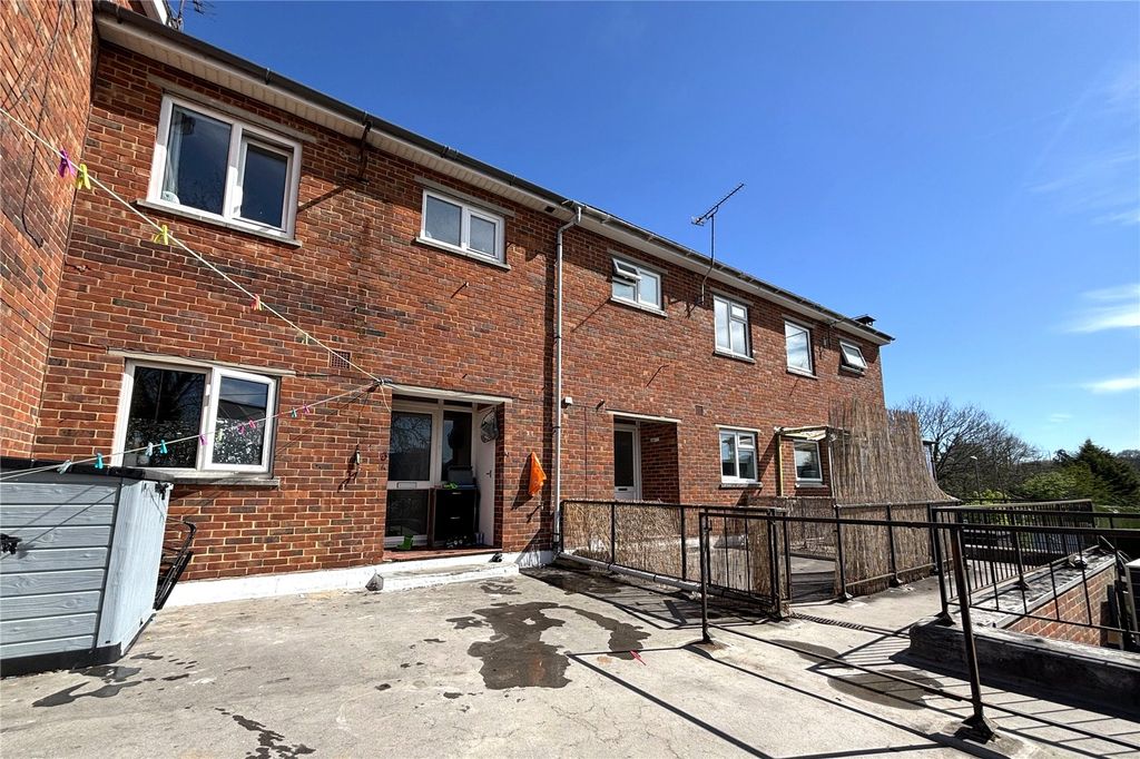 2 bed maisonette for saleStation Road, Hook, Hampshire RG27