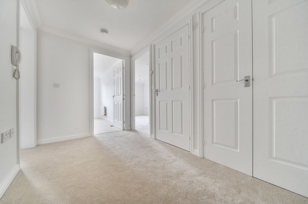 Additional image 6 of 2 bed flat for saleHaslemere, Surrey GU27