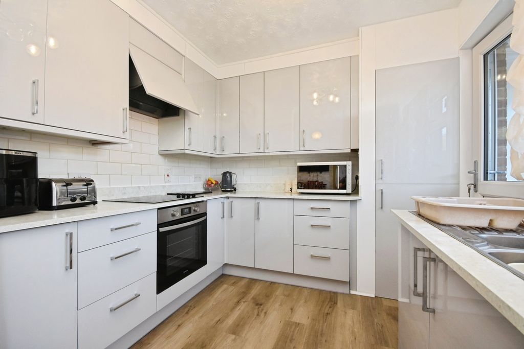 3 bed terraced house for saleCourtauld Close, Halstead, Essex CO9 photo 3