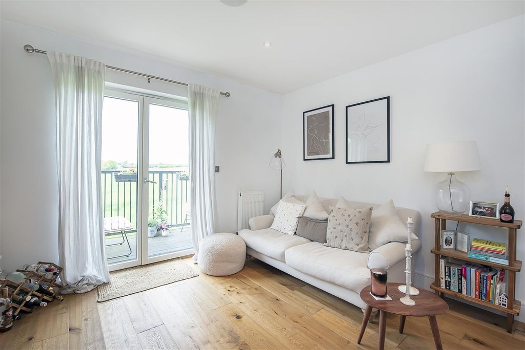 Additional image 3 of 2 bed flat for saleLuton Road, Harpenden AL5