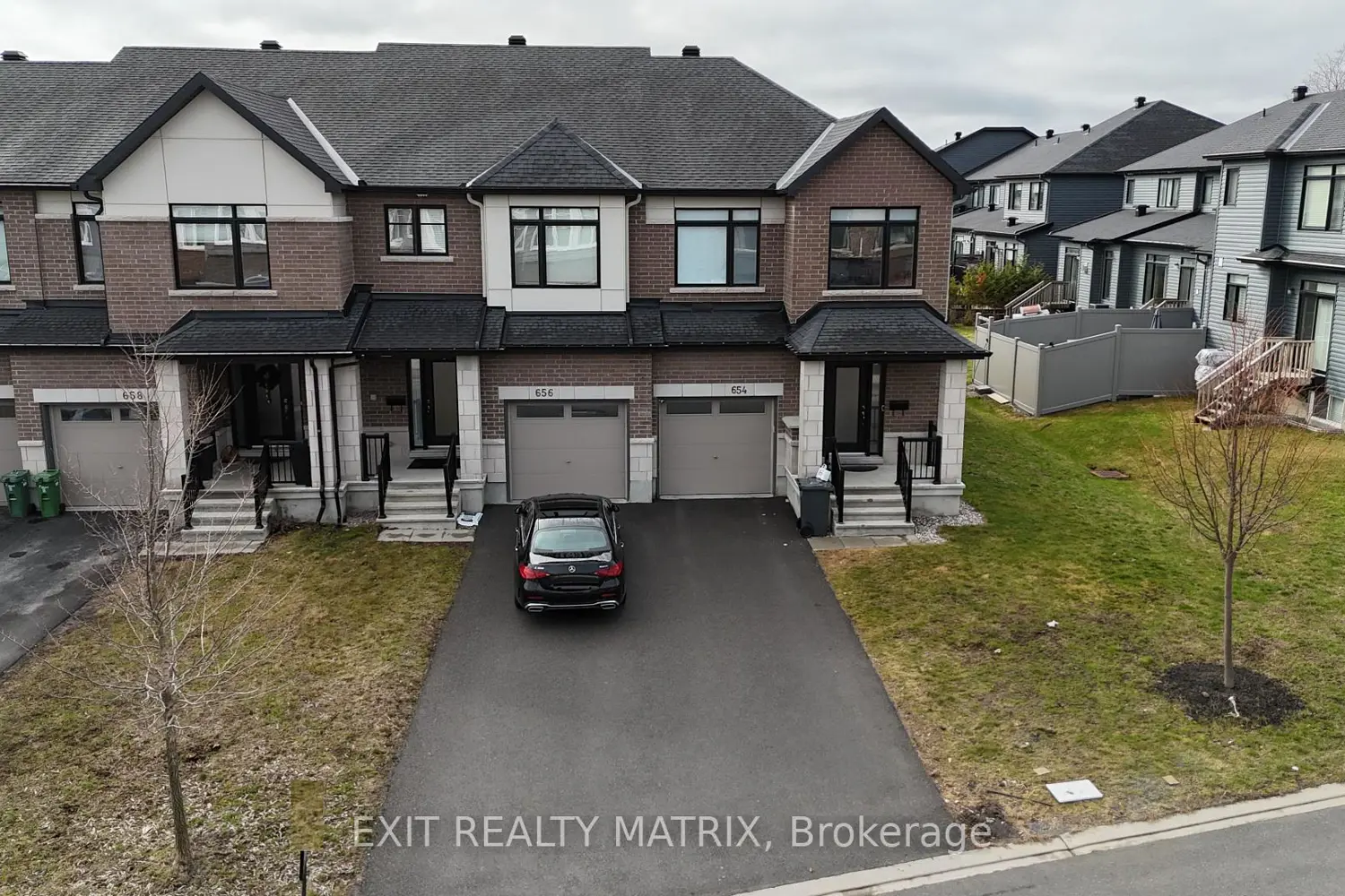 656 Putney Crescent photo 2