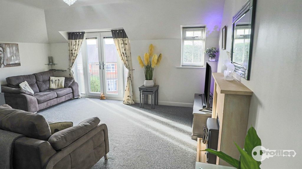 2 bed flat for salePriory Walk, Hinckley LE10 photo 2