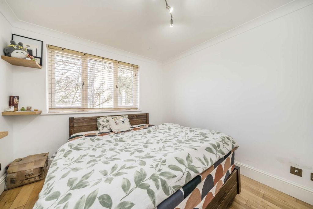 2 bed flat for saleThames Close, Hmpton TW12 photo 5