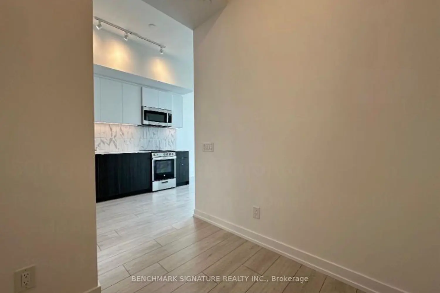 Additional image 9 of 500 Dupont Street 709