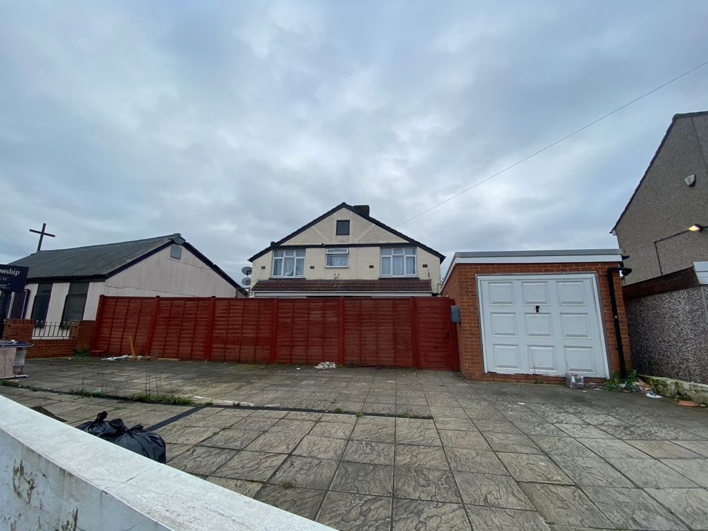 3 bed flat for saleWillow Tree Lane, Hayes UB4 photo 2