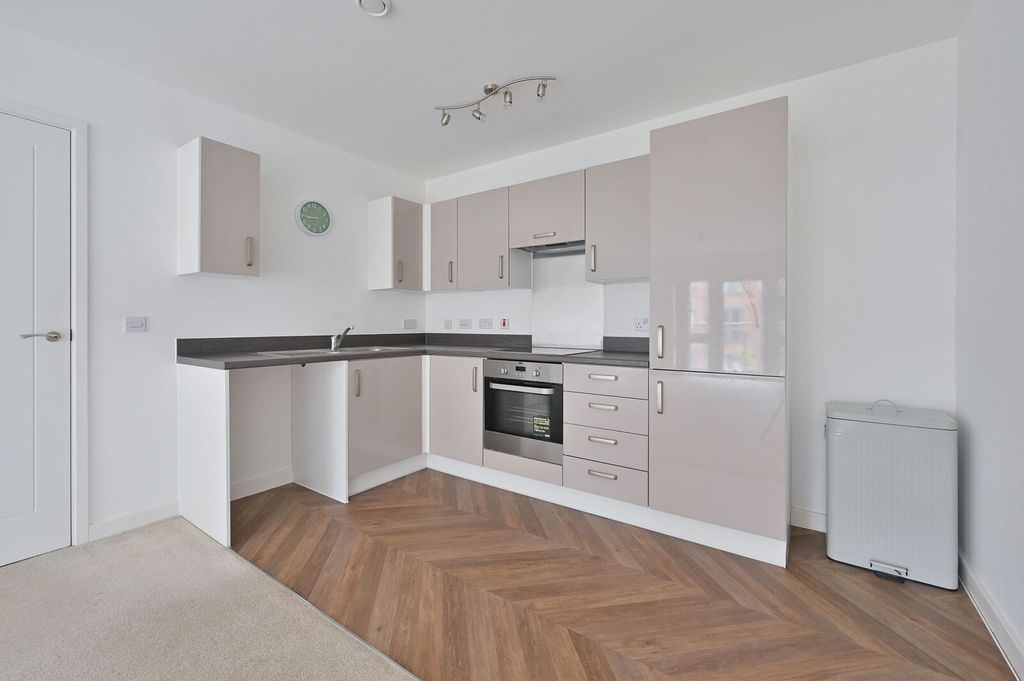 Additional image 3 of 2 bed flat for saleFrogmore Road, Hemel Hempstead HP3