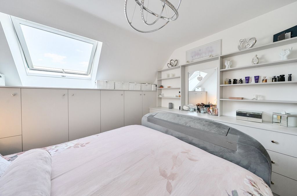 Additional image 12 of 2 bed flat for saleStation Road, Hook, Hampshire RG27