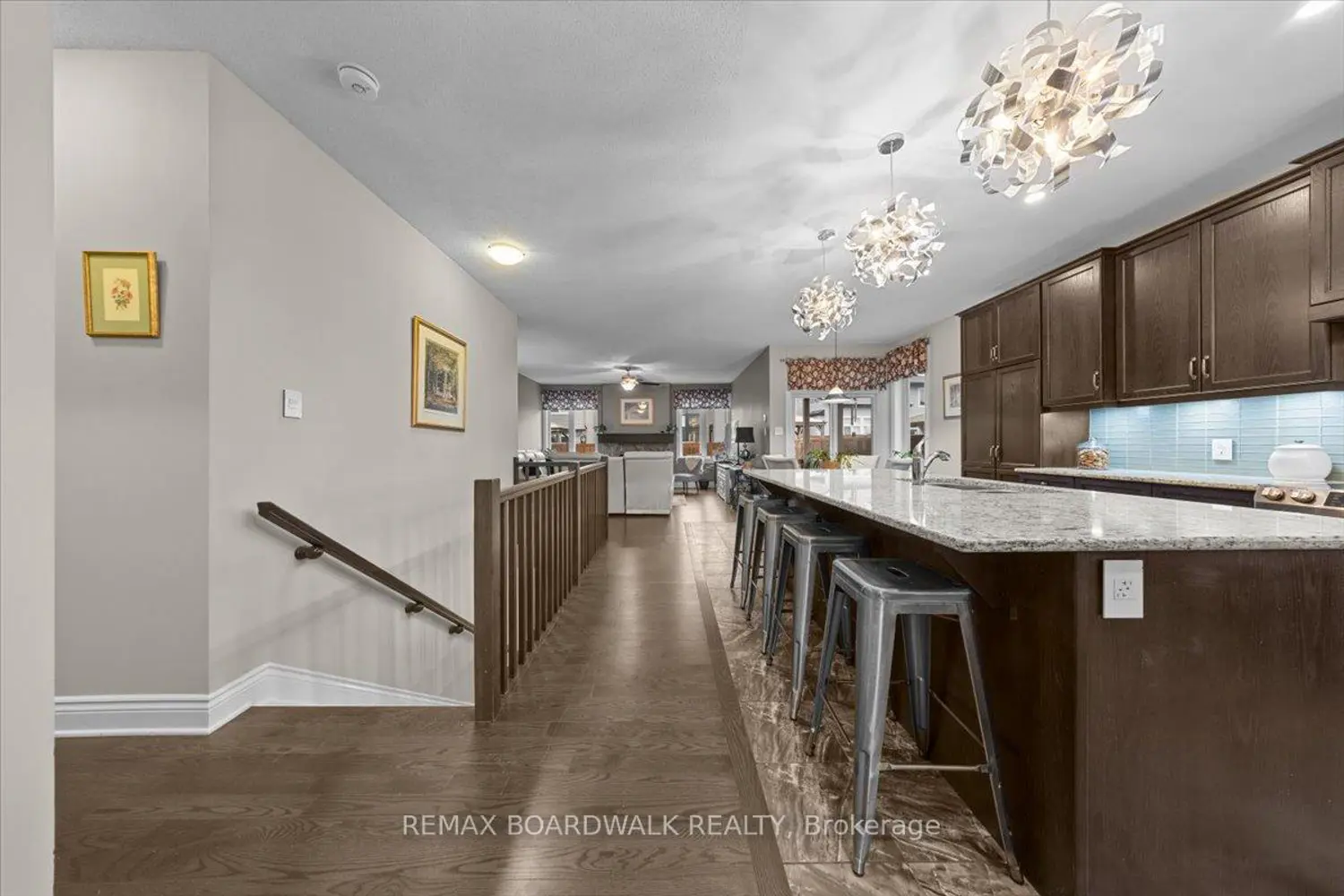 279 Sceptre Way photo 3
