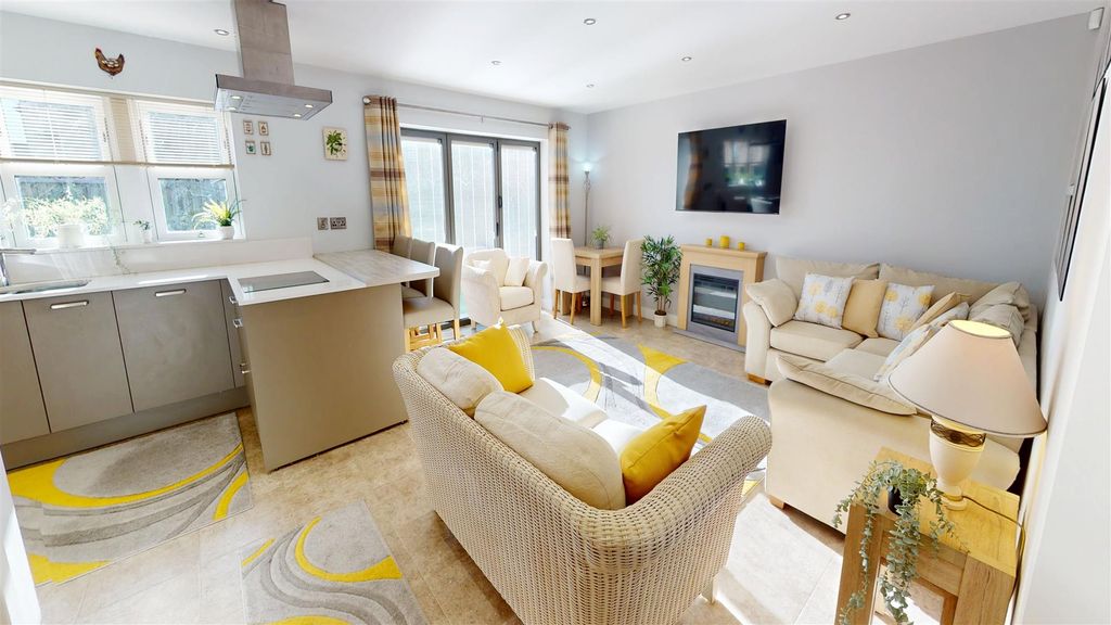 4 bed semi-detached house for saleWindmill Square, Stanage Lane, Shelf HX3 photo 5