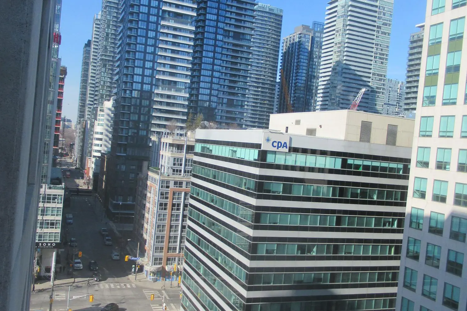 20 Blue Jays Way 1409 photo 5