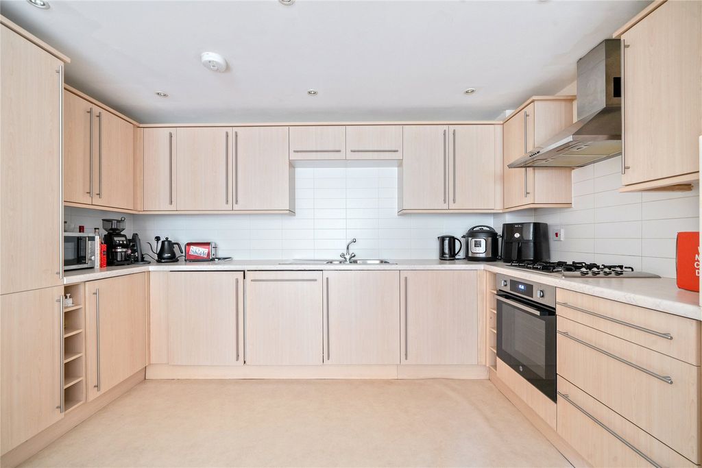 Additional image 8 of 2 bed flat for saleHaslemere, Surrey GU27