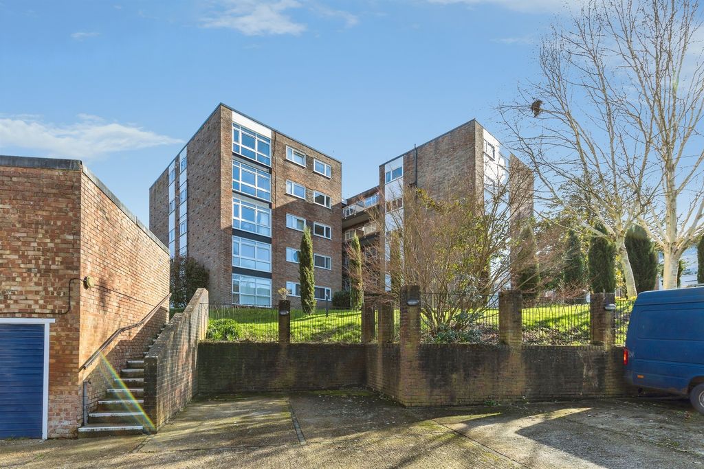 3 bed flat for salePaddockhall Road, Haywards Heath RH16 photo 2