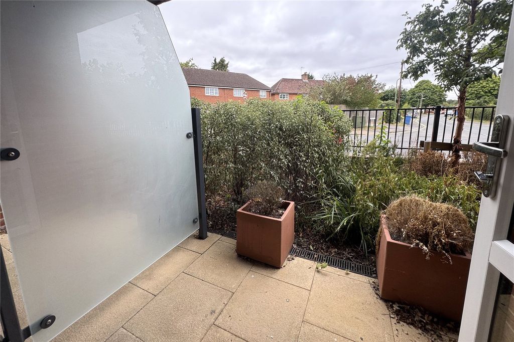 Additional image 7 of 2 bed flat for saleStation Road, Hook, Hampshire RG27