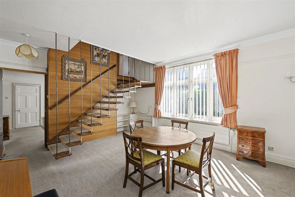 Additional image 3 of 2 bed flat for saleAvenue St. Nicholas, Harpenden AL5
